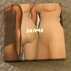 NIB BLACK XXS/XS SKIMS